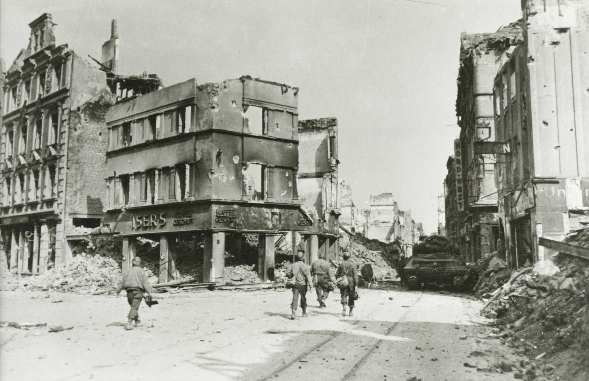 Amerikanischer Panzer mit Infanteristen in der Löhrstraße/Ecke Fischelstraße, Blickrichtung Vier Türme, am 18. März 1945.