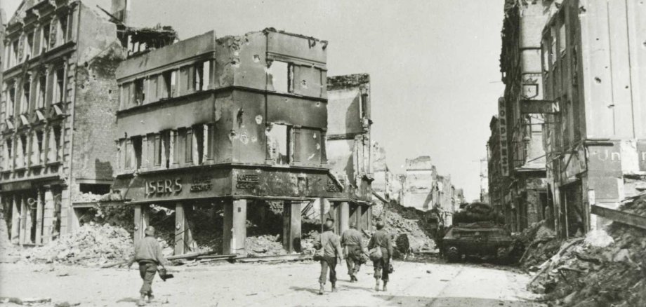Amerikanischer Panzer mit Infanteristen in der Löhrstraße/Ecke Fischelstraße, Blickrichtung Vier Türme, am 18. März 1945.