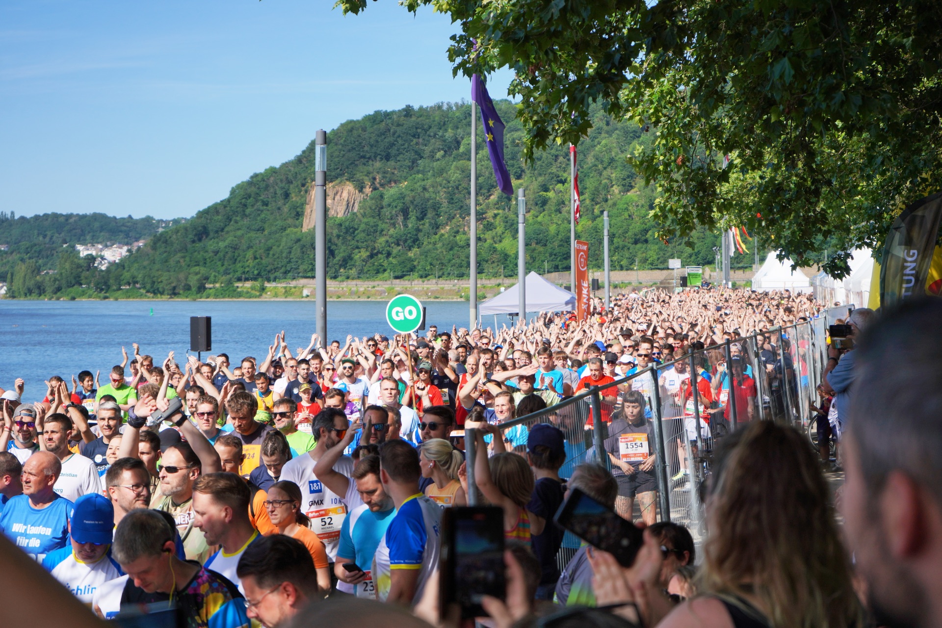 B2Run 2024 Auf dem Bild sind viele Menschen am Ufer der Mosel, unweit des Deutschen Ecks zu sehen.