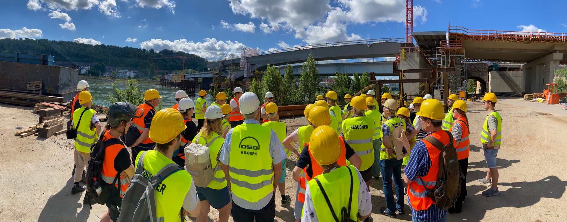 Besuchergruppe bei einer Baustellenführung am Neubau der Pfaffendorfer Brücke