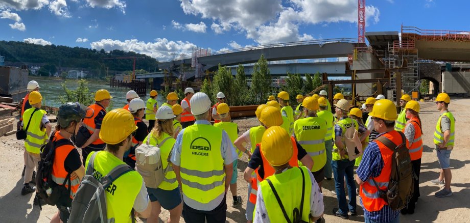 Besuchergruppe bei einer Baustellenführung am Neubau der Pfaffendorfer Brücke Besuchergruppe bei einer Baustellenführung am Neubau der Pfaffendorfer Brücke