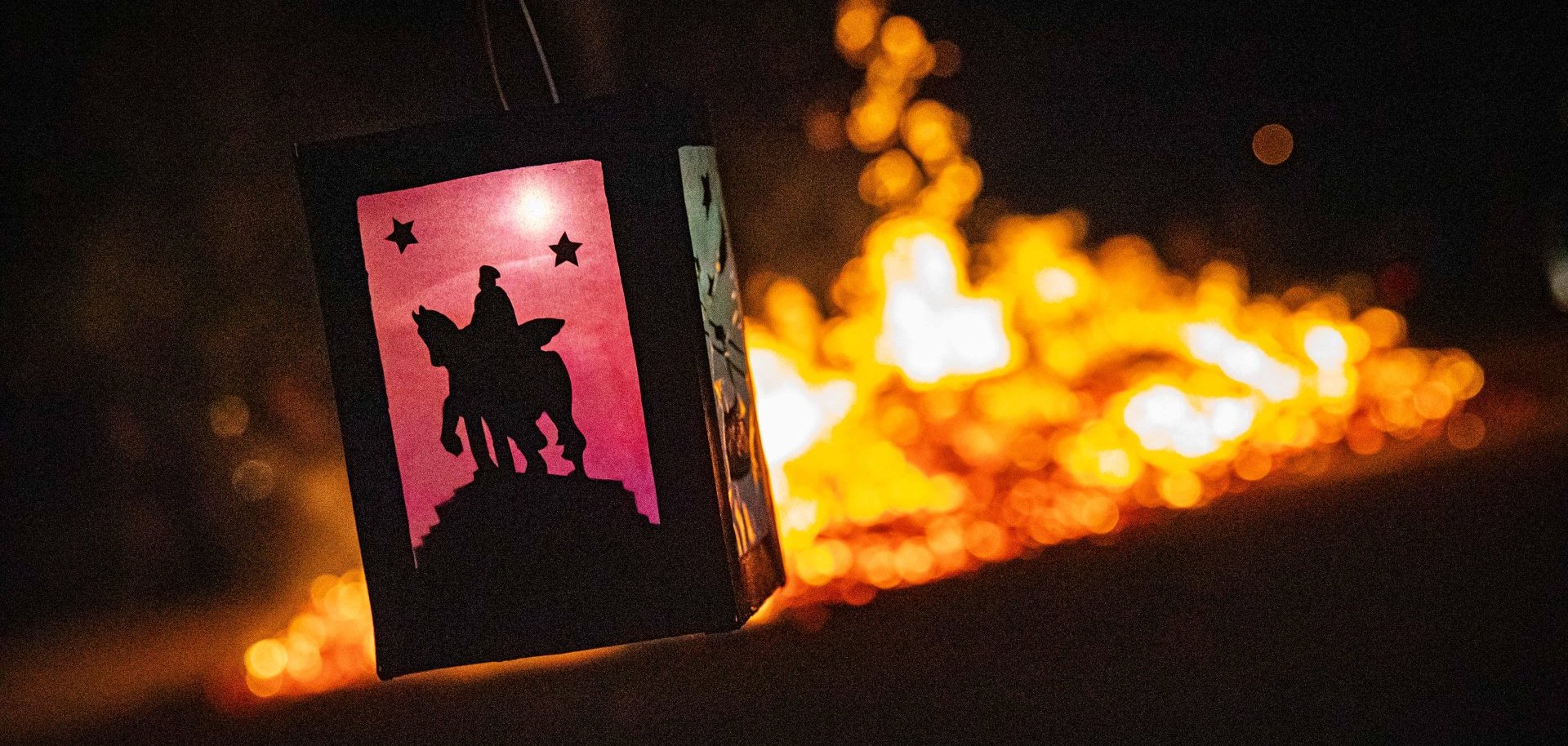 Martinsfeuer am Deutschen Eck - im Vordergrund Laterne mit Reiterstandbildmotiv