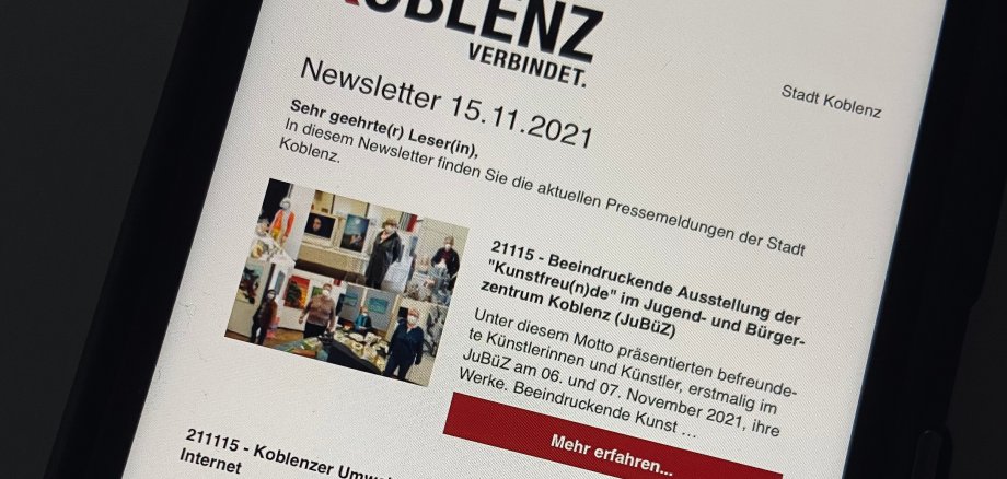 Newsletter der Stadt Koblenz auf Smartphone - sichtbar: Newsletter vom 15.11.2021. Logo der Stadt Koblenz und drei Vorschauen aktueller Meldungen