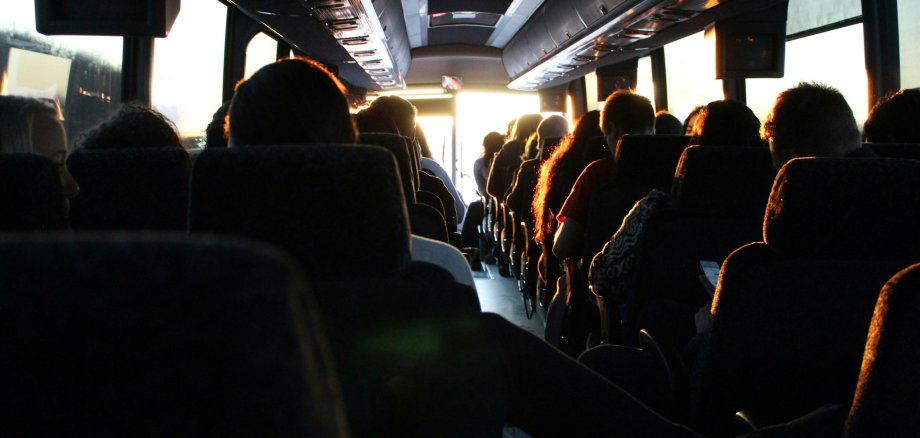 Menschen sitzen in einem Reisebus. Menschen sitzen in einem Reisebus.
