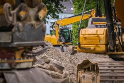 Gelber Bagger auf Baustelle