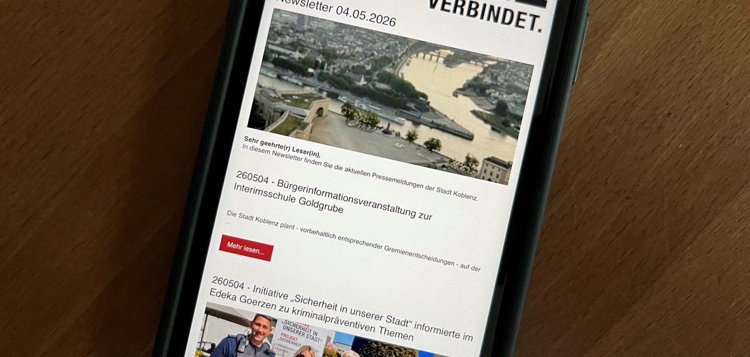 Foto von Smartphone mit geöffnetem Newsletter der Stadt Koblenz