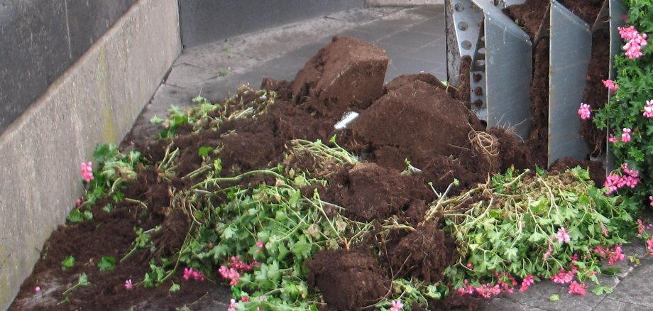 Umgestürzte Blumenkübel