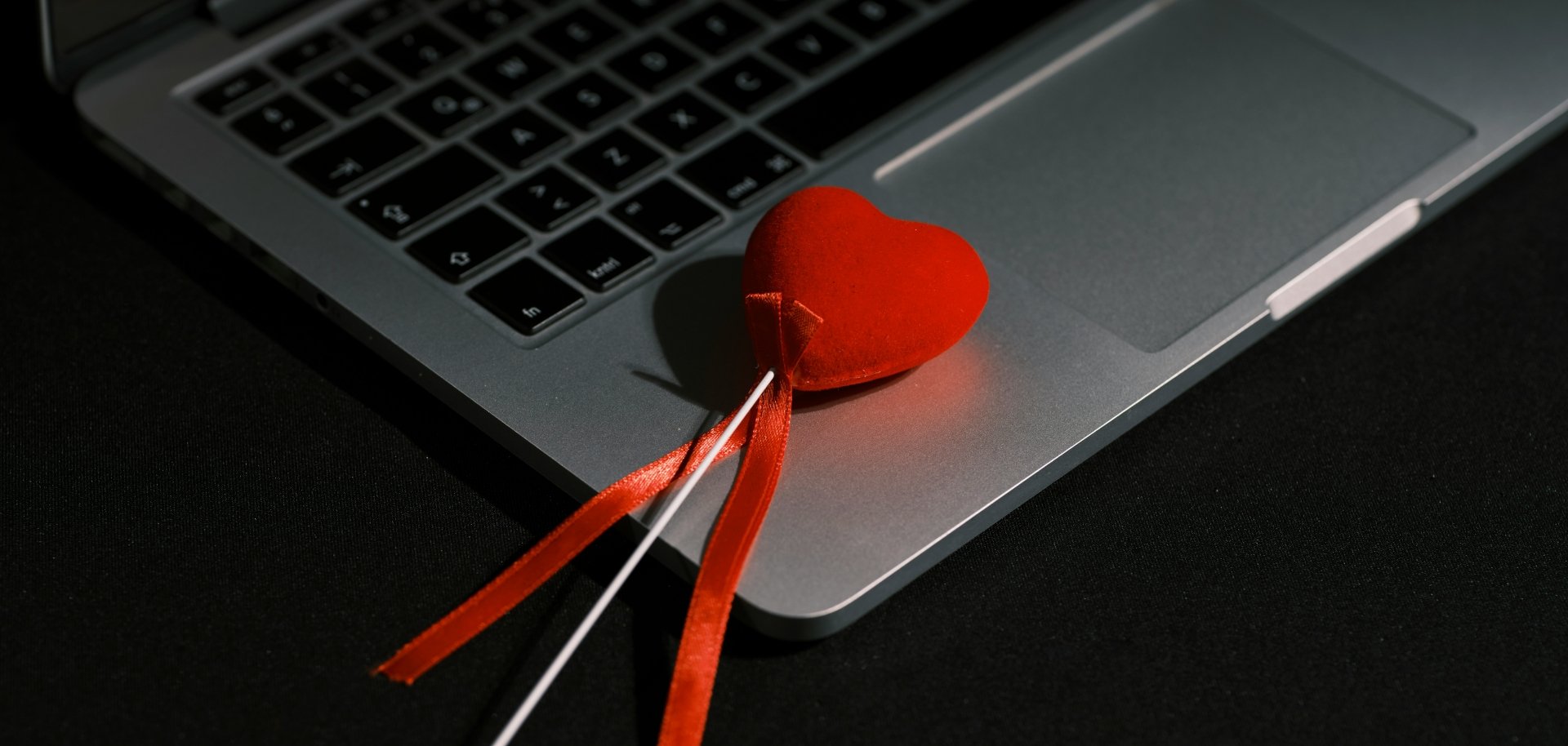 Notebook mit darauf liegendem Herzstecker