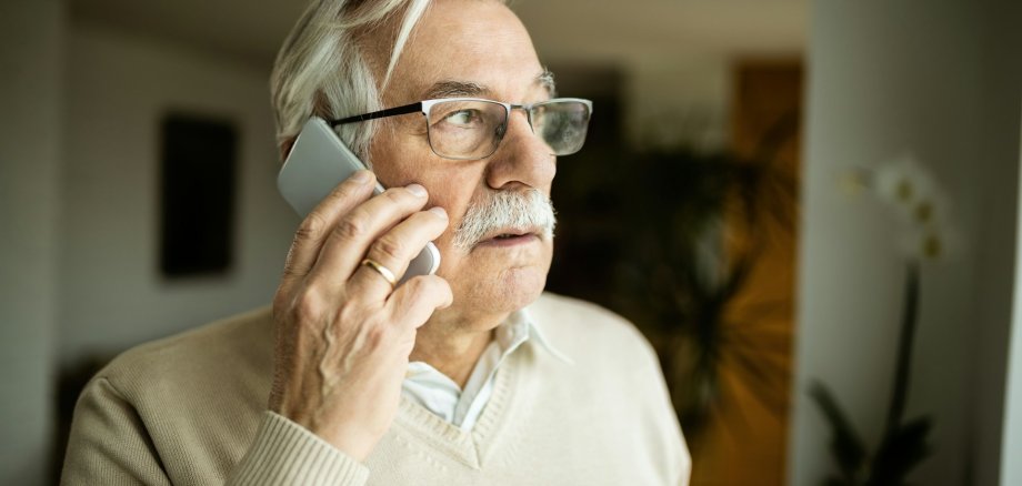Ein Senior telefoniert mit Smartphone. Ein Senior telefoniert mit Smartphone.