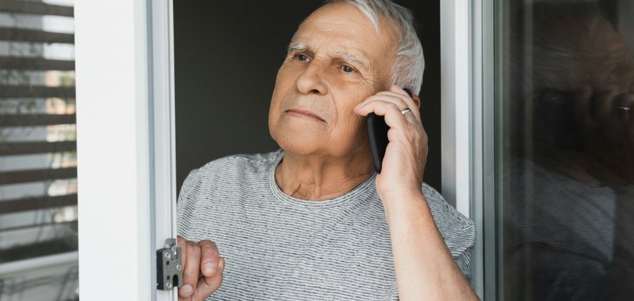 Älterer Herr mit Telefon in der Hand Älterer Herr mit Telefon in der Hand