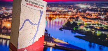 Infoflyer zur neuen Grundsteuer - im Hintergrund abendliches Koblenz