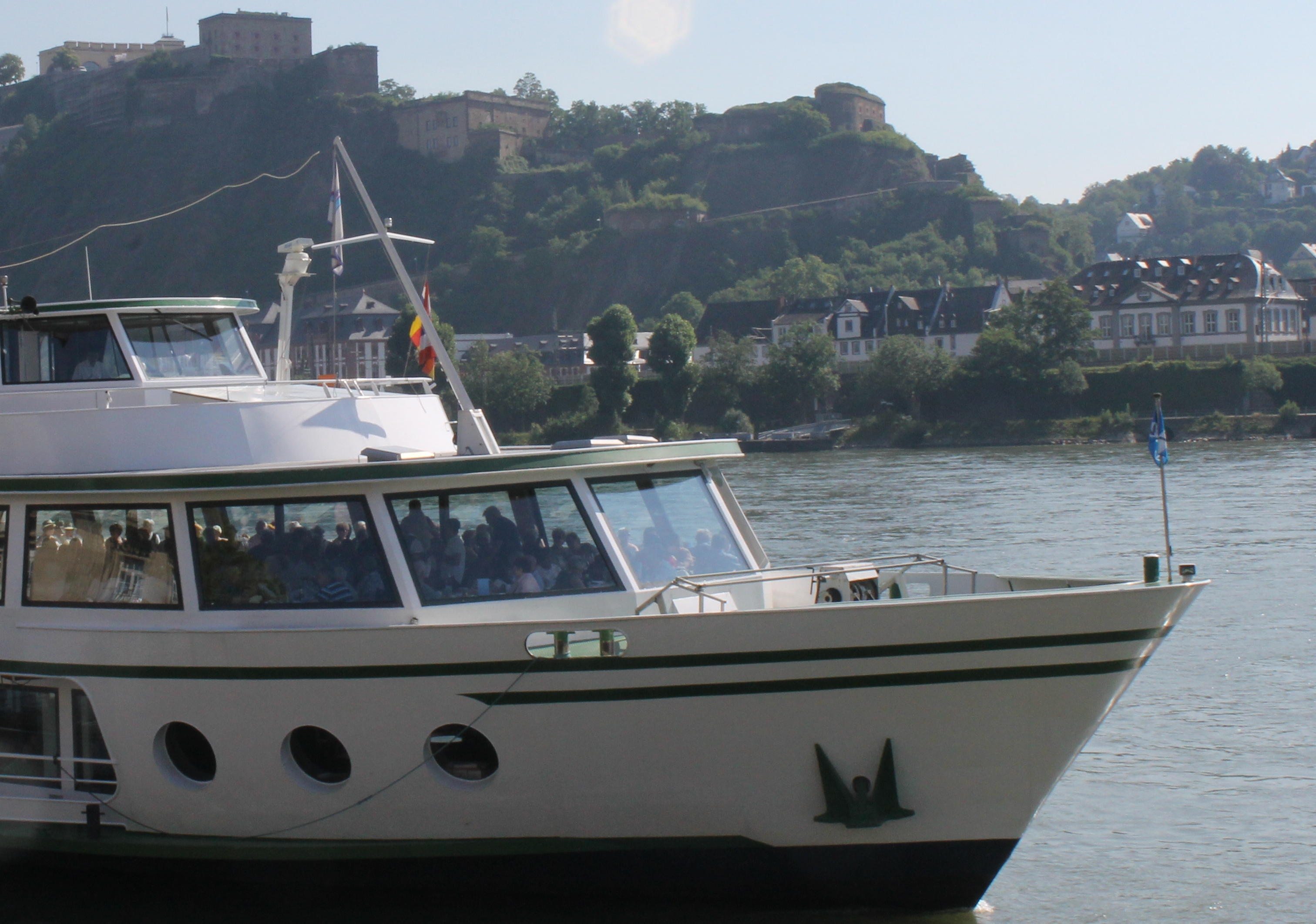 Bug eines Fahrgastschiffes auf dem Rhein - im Hintergrund die Festung Ehrenbreitstein Bug eines Fahrgastschiffes auf dem Rhein - im Hintergrund die Festung Ehrenbreitstein