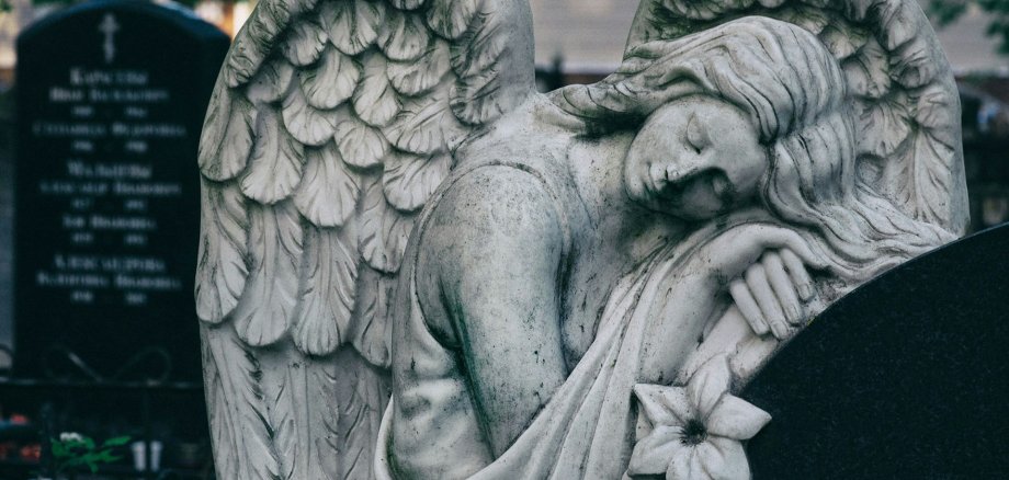 Engelsstatue auf Friedhof