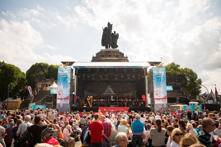 Die Gold Stage am Deutschen Eck lockt ein großes Publikum. Die Gold Stage am Deutschen Eck lockt ein großes Publikum.