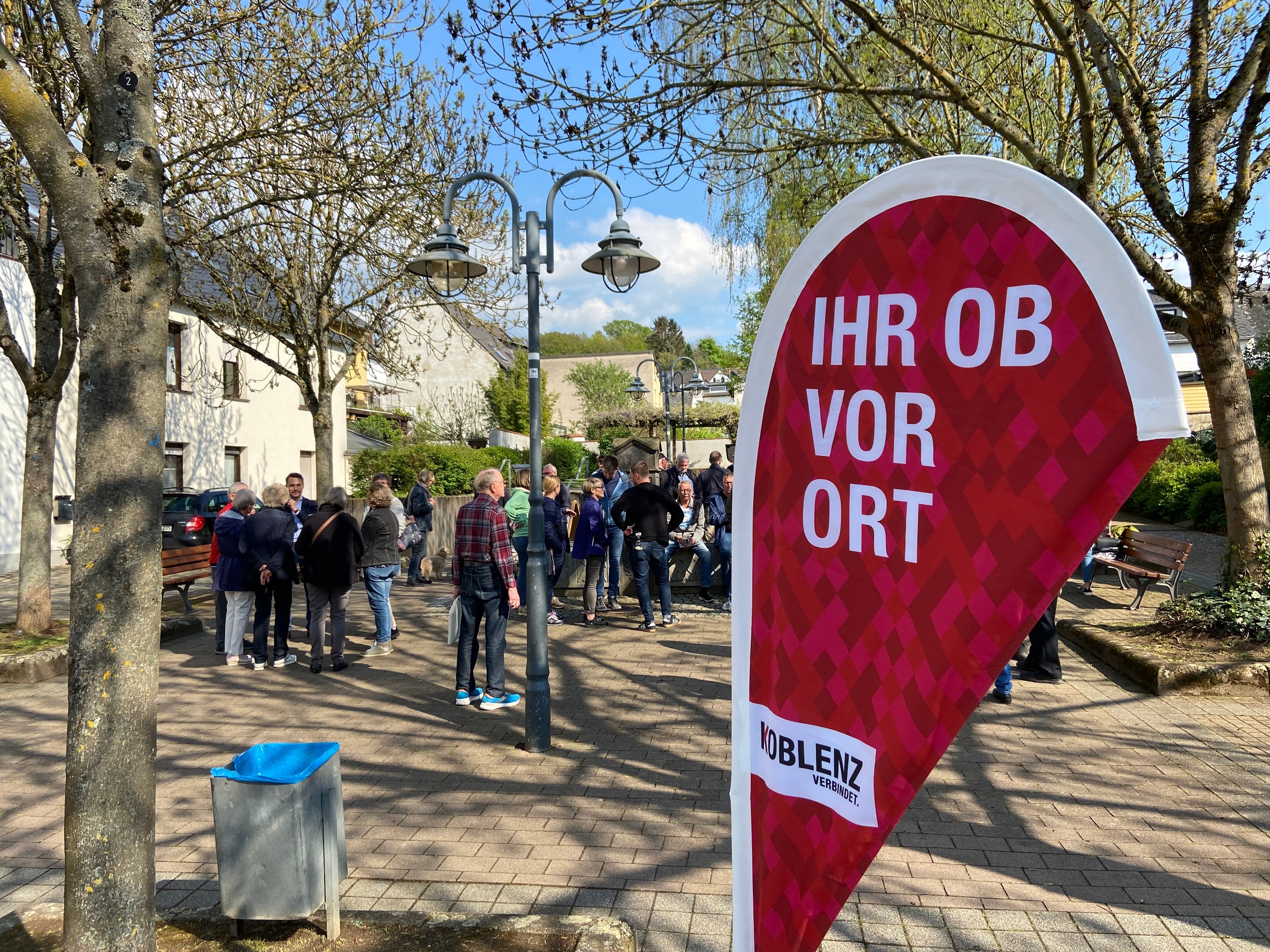 Open-Air: Gespräch des OBs mit Bürgerinnen und Bürgern im Rahmen der Stadtteilbesuche OB-vor-Ort Open-Air: Gespräch des OBs mit Bürgerinnen und Bürgern im Rahmen der Stadtteilbesuche OB-vor-Ort