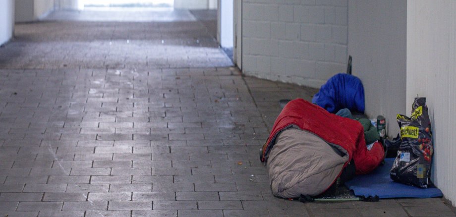Ein Obdachloser liegt im Schlafsack in einer Unterführung. Ein Obdachloser liegt im Schlafsack in einer Unterführung.