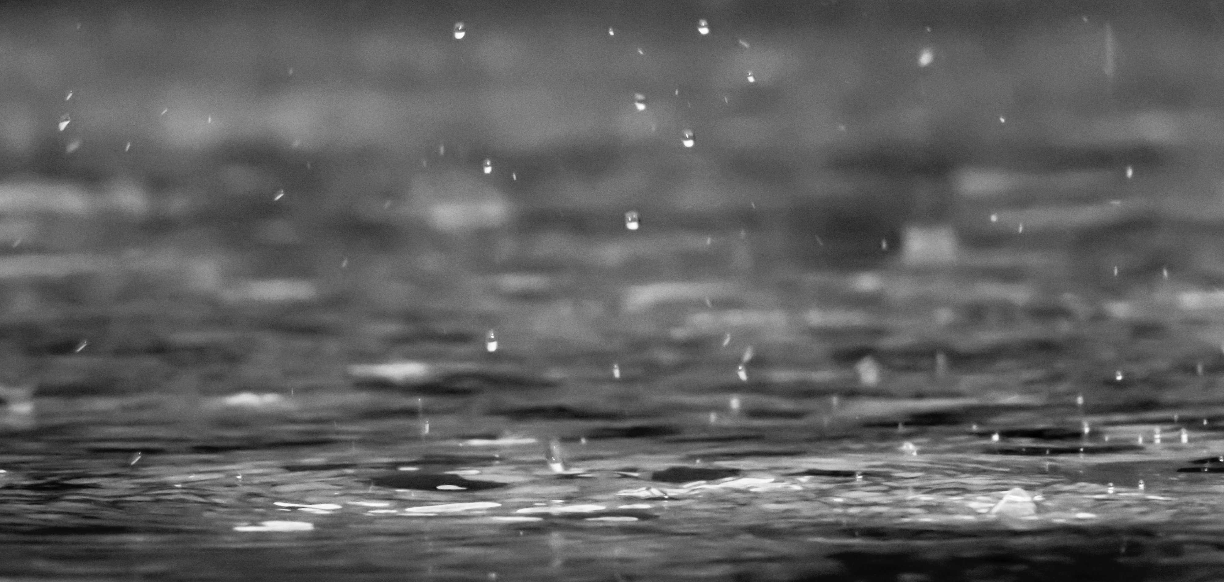 Regentropfen fallen auf Wasserfläche Regentropfen fallen auf Wasserfläche