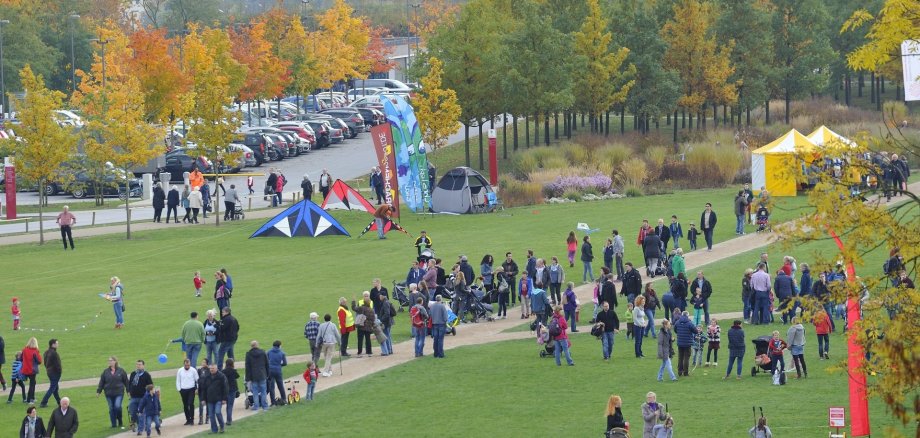 Viele bunte Flugobjekte sollen am 25. Oktober beim Drachenfest auf dem Festungsplateau in den Himmel steigen. Zeitgleich laden das Kulturzentrum Festung Ehrenbreitstein und das Landesmuseum Koblenz zum Herbstvergnügen ein.