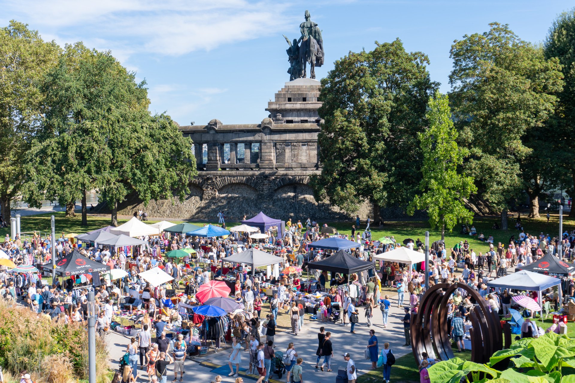 Flohmarkt hinter dem Deutschen Eck Flohmarkt hinter dem Deutschen Eck