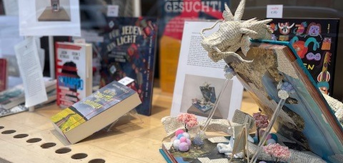 Papierdrache und Buchauslage