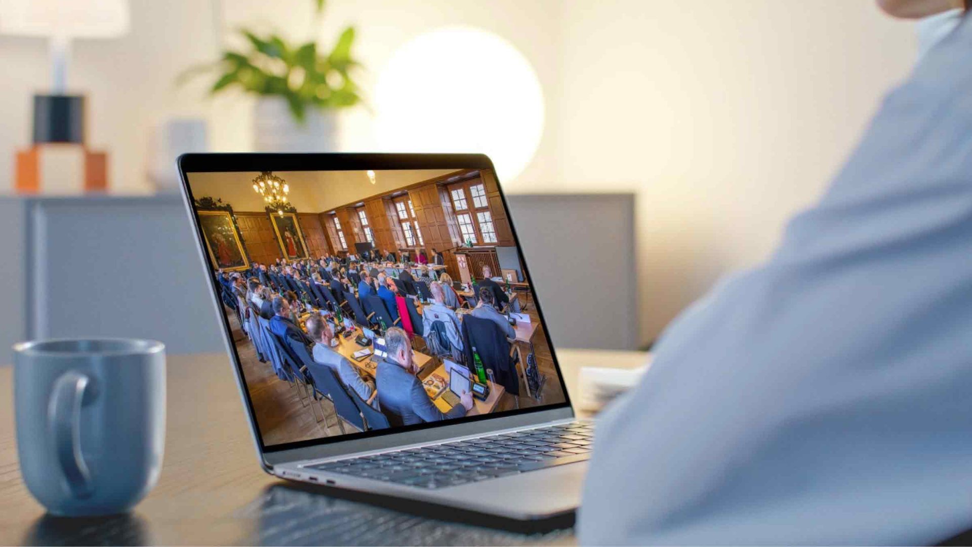 Stadtratssitzung betrachtet über Notebook