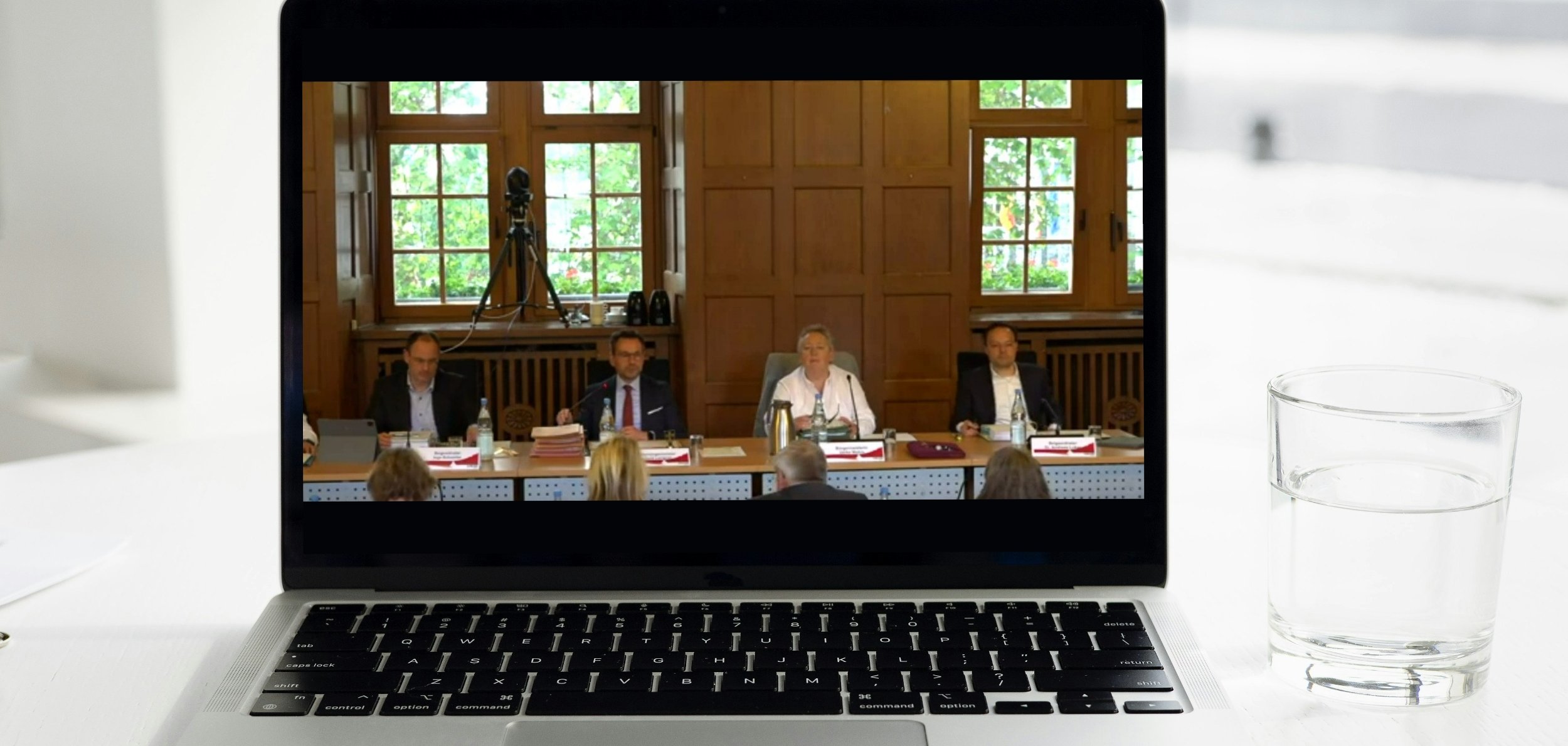 Livestream Stadtratssitzung (zu sehen ist der Stadtvorstand) auf einem Notebook Livestream Stadtratssitzung (zu sehen ist der Stadtvorstand) auf einem Notebook