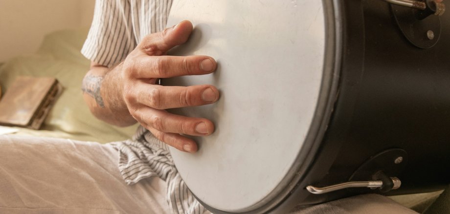 Ein Mann spielt eine Trommel. Ein Mann spielt eine Trommel.