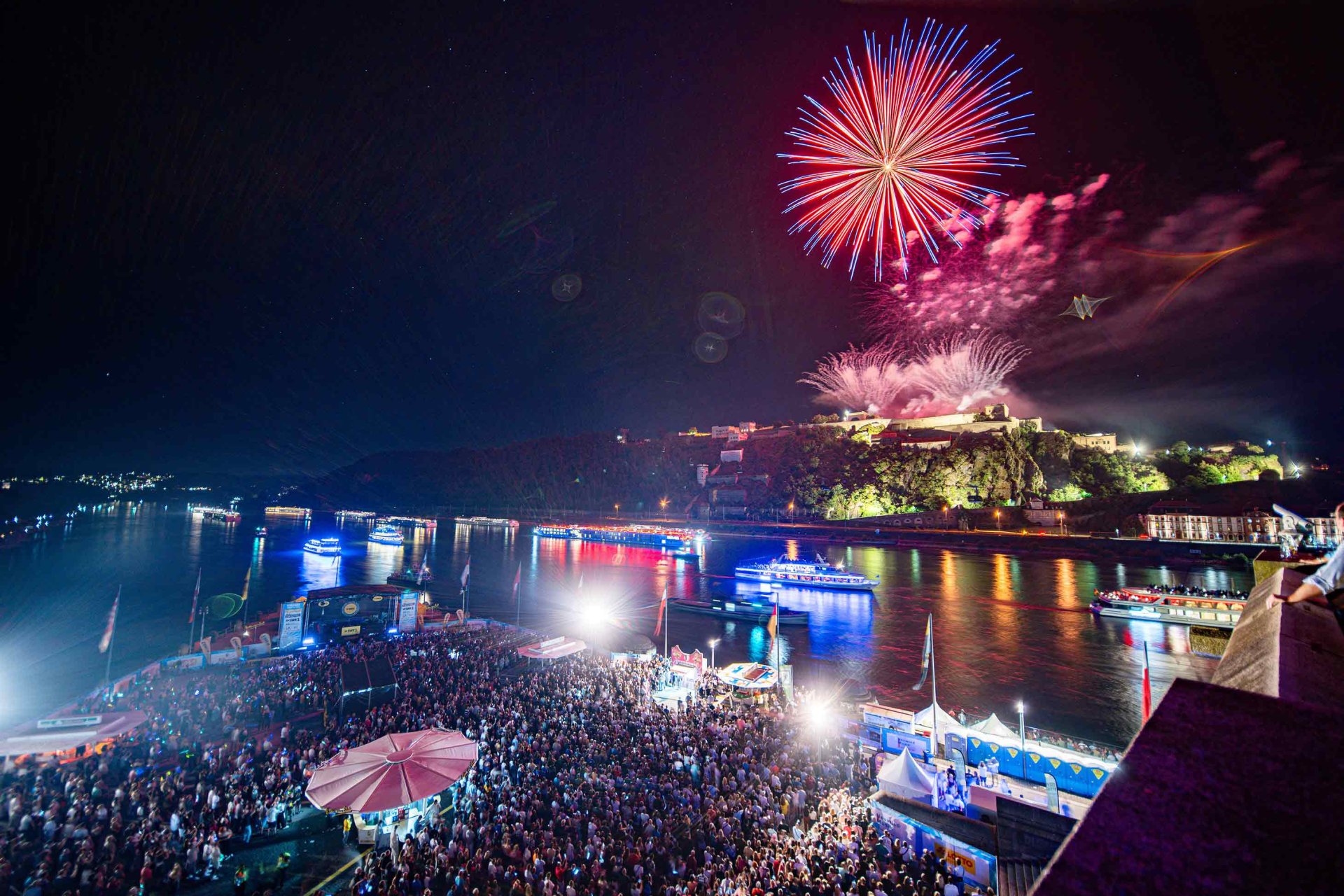 Rhein in Flammen® in Koblenz - Feuerwerk von der Festung Ehrenbreitstein, illuminierter Schiffkonvoi und zahlreiche Gäste am Deutschen Eck und in den Rheinanlagen Rhein in Flammen® in Koblenz - Feuerwerk von der Festung Ehrenbreitstein, illuminierter Schiffkonvoi und zahlreiche Gäste am Deutschen Eck und in den Rheinanlagen