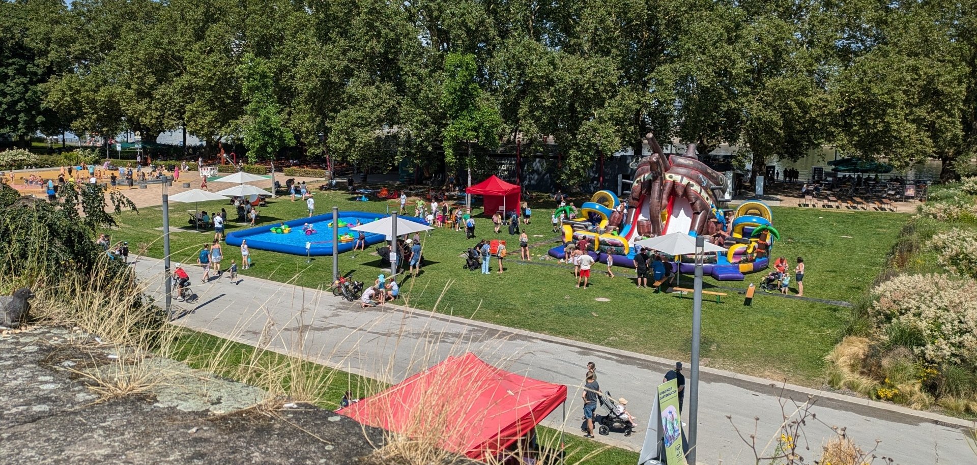 Auf den Wiesen hinter dem Deutschen Eck steigt am Sonntag der große „Wasserspaß am Eck“. Die Kinder können spielen, basteln und planschen. Auf den Wiesen hinter dem Deutschen Eck steigt am Sonntag der große „Wasserspaß am Eck“. Die Kinder können spielen, basteln und planschen.