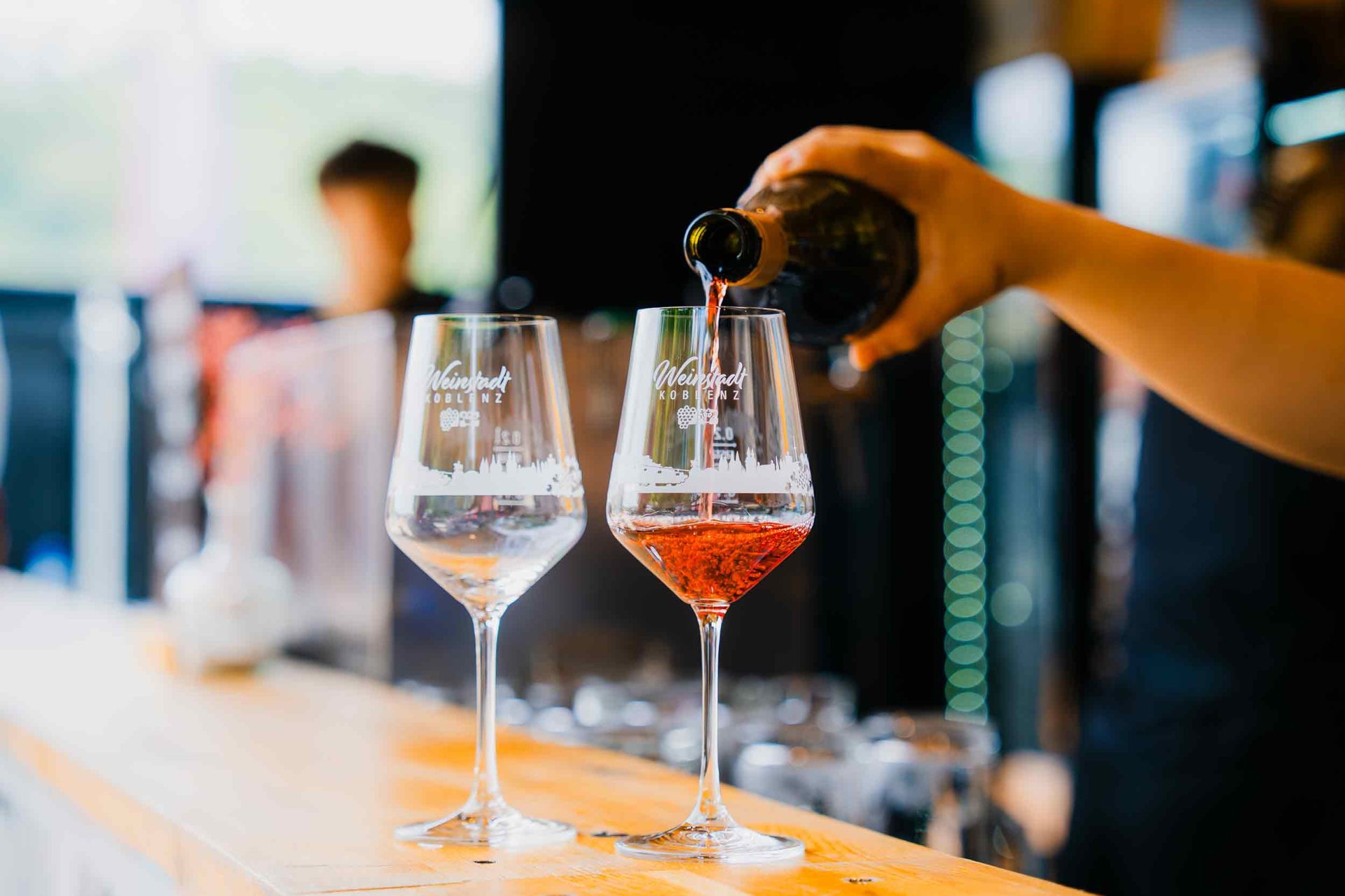 Zwei Koblenzer Weinfestival-Weingläser auf einem Tresen