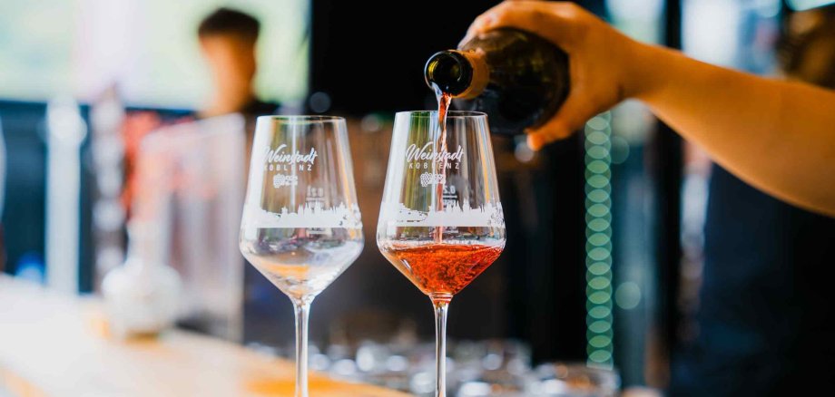 Zwei Koblenzer Weinfestival-Weingläser auf einem Tresen