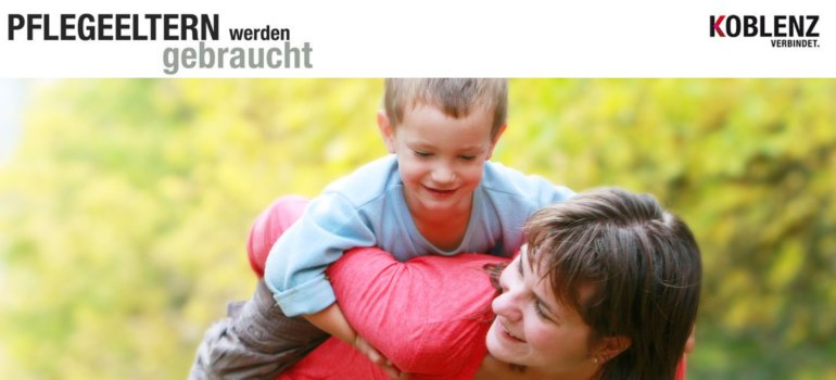 Motivfoto - Pflegeeltern werden gesucht Schriftzug Pflegeeltern werden gesucht mit Bild von einer Frau mit einem Kind