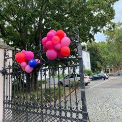 Ballons am Eingangstor des Görres-Gymnasiums als Symbol für den Tag Tag des offenen Denkmals