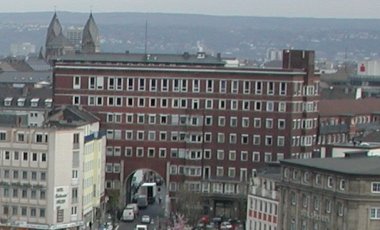 Baudezernat der Stadt Koblenz zeigt das Baudezernat der Stadt Koblenz aus einer erhöhten Position