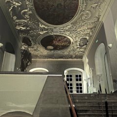zeigt ein Foto des Foyer Rathausgebäude 1 mit Blick die Treppe hinauf