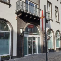 Blick auf den Eingang des Bürgeramtes in der Gymnasialstraße in Koblenz