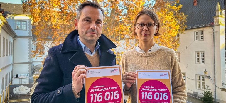 Zum Internationalen Tag gegen Gewalt machen der Koblenzer Oberbürgermeister David Langner und die städtische Gleichstellungsbeauftragte Alexandra Schäfer auf das bundesweite Hilfetelefon unter der Rufnummer 116 016 aufmerksam. Hier erhalten Frauen, die Gewalt erlebt haben oder immer noch erleben, rund um die Uhr ein kostenfreies und anonymes Beratungsangebot. Zum Internationalen Tag gegen Gewalt machen der Koblenzer Oberbürgermeister David Langner und die städtische Gleichstellungsbeauftragte Alexandra Schäfer auf das bundesweite Hilfetelefon unter der Rufnummer 116 016 aufmerksam. Hier erhalten Frauen, die Gewalt erlebt haben oder immer noch erleben, rund um die Uhr ein kostenfreies und anonymes Beratungsangebot.