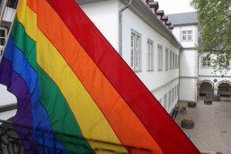 Regenbogenflagge hängt am Koblenzer Rathaus