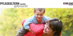 Schriftzug Pflegeeltern werden gesucht mit Bild von einer Frau mit einem Kind