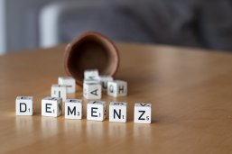 Buchstabenwürfel bilden das Wort "Demenz".