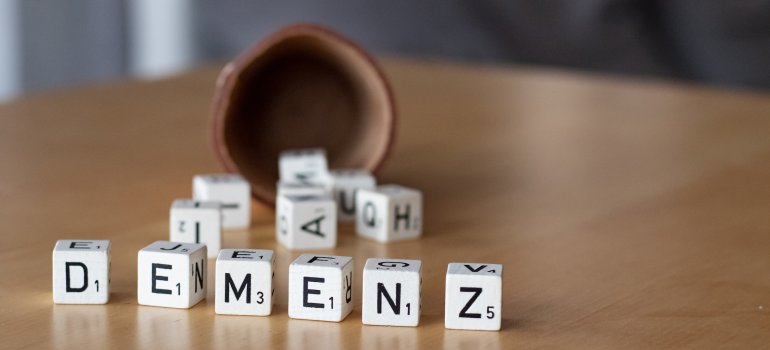Buchstabenwürfel bilden das Wort "Demenz". Buchstabenwürfel bilden das Wort "Demenz".
