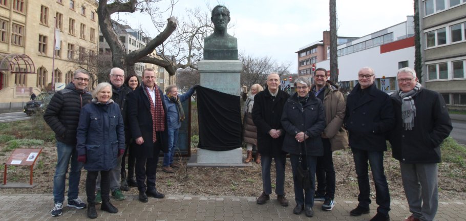 Das Friedrich-Mohr-Denkmal wird im Beisein der Kulturdezernentin, Sponsoren und Vertretern des Kulturausschusses der Stadt symbolisch enthüllt. 