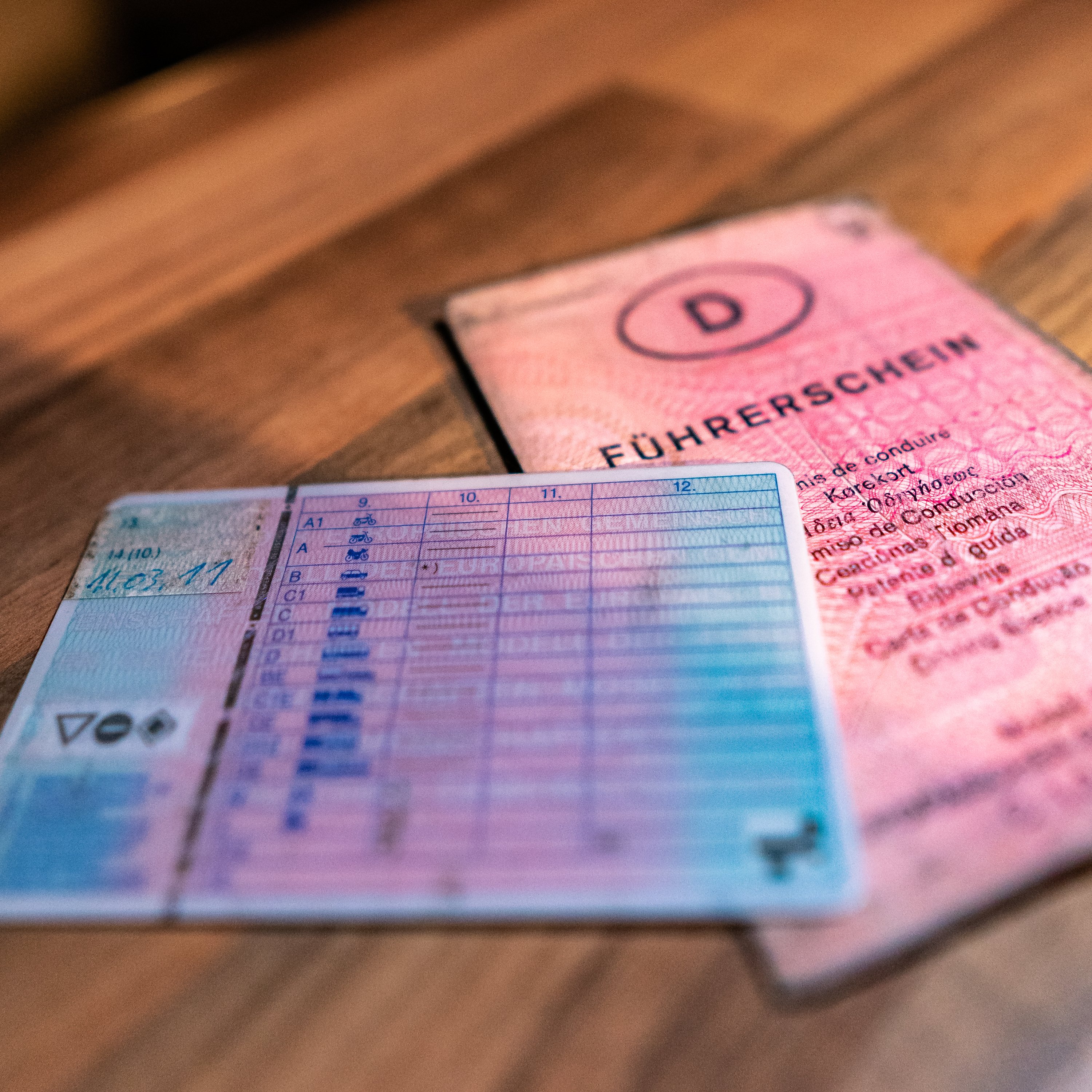 Neuer Kartenführerschein und alter Papierführerschein