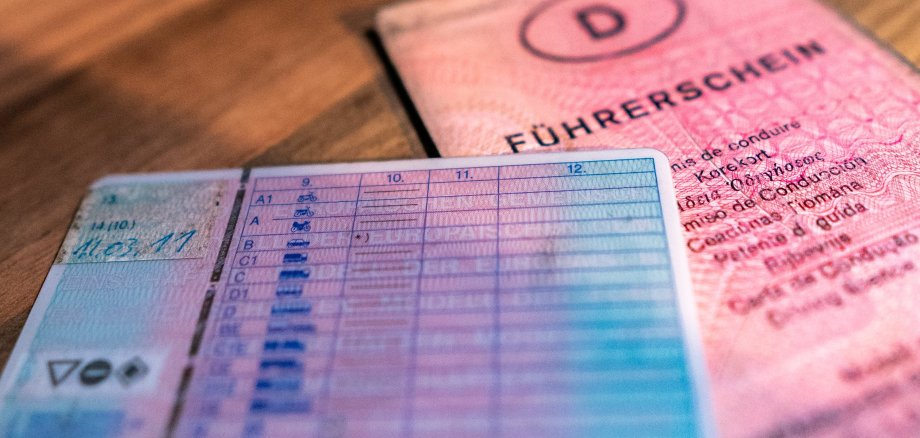 Neuer Kartenführerschein und alter Papierführerschein