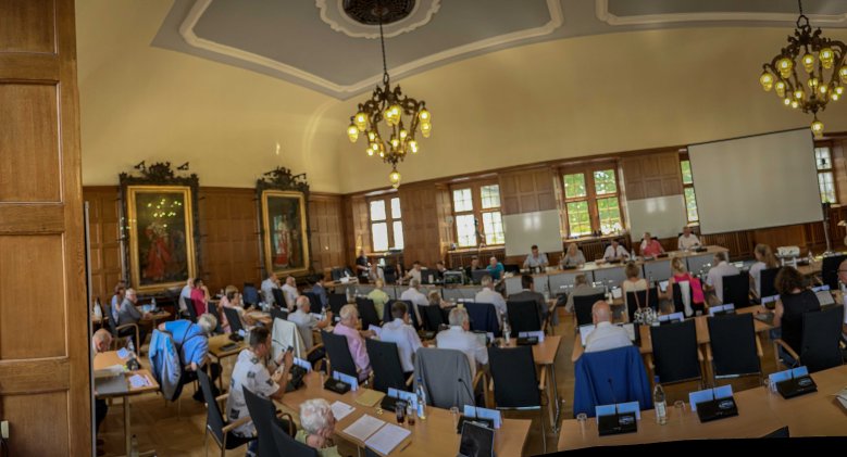 Stadtratssitzung im Historischen Rathaussaal Erstmals in der Geschichte des Koblenzer Stadtrates konnten interessierte Bürgerinnen und Bürger die Juni-Sitzung bequem von zuhause aus im Livestream im Internet verfolgen. Insgesamt drei Kameras im Historischen Rathaussaal sorgen dabei für die Übertragung.
