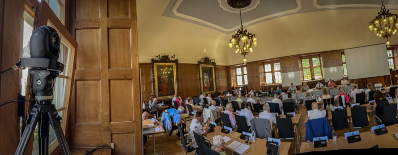 Erstmals in der Geschichte des Koblenzer Stadtrates konnten interessierte Bürgerinnen und Bürger die Juni-Sitzung bequem von zuhause aus im Livestream im Internet verfolgen. Insgesamt drei Kameras im Historischen Rathaussaal sorgen dabei für die Übertragung.