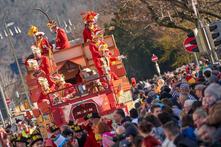 230220SDI158 20.02.2023, Rheinland-Pfalz, Koblenz: Der Rosenmontagsumzug zieht durch die Strassen der Rhein-Mosel-Stadt. Foto: Sascha Ditscher