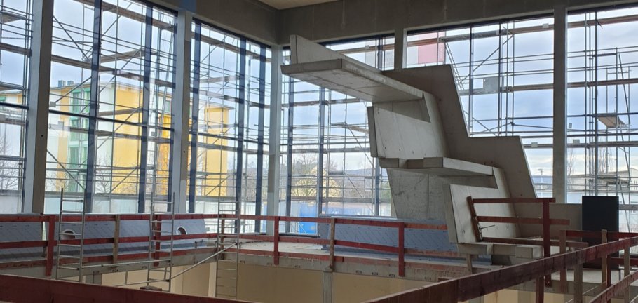 Die Bauarbeiten für das neue Koblenzer Hallenbad schreiten weiter voran. Bis Herbst 2023 soll der Bau fertiggestellt sein. Die Bauarbeiten für das neue Koblenzer Hallenbad schreiten weiter voran. Bis Herbst 2023 soll der Bau fertiggestellt sein.