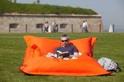 Mann entspannt auf Sitzkissen