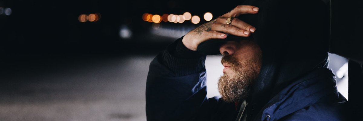 Mann sitzt am Straßenrand. Stattstrand_Girls.jpg